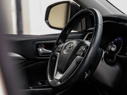 Used 2016 Toyota Highlander XLE FWD image 18