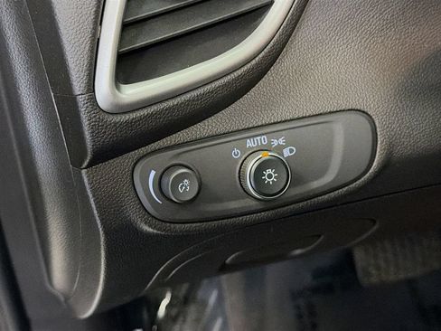 Used 2019 Chevrolet Trax LT w/ LT Convenience Package FWD image 9