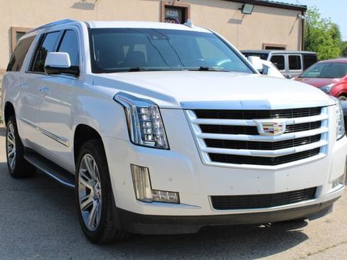 Used 2019 Cadillac Escalade ESV Luxury RWD image 1