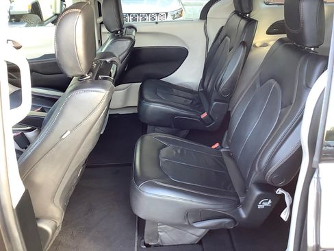 Used 2017 Chrysler Pacifica Touring-L Plus FWD image 11