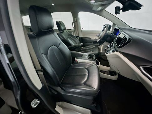Used 2023 Chrysler Pacifica Touring-L image 30