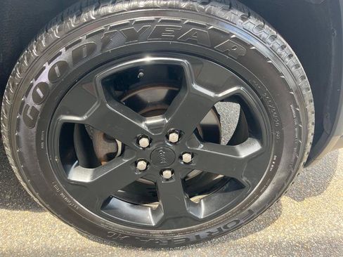 Used 2018 Jeep Grand Cherokee Laredo AWD/4WD image 9