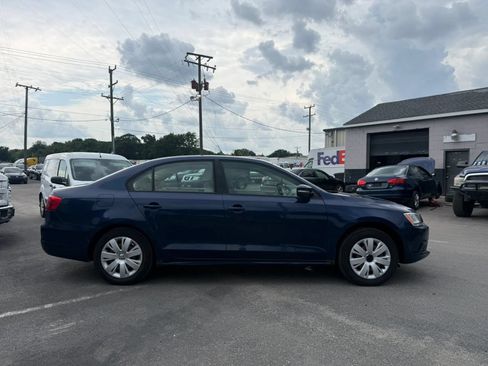 Used 2011 Volkswagen Jetta SE FWD image 4