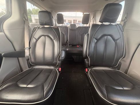 Used 2023 Chrysler Pacifica Limited FWD image 31