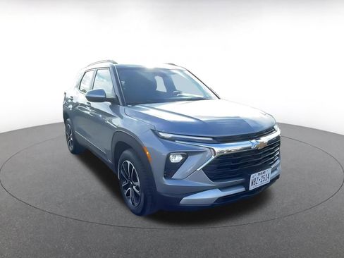 Used 2025 Chevrolet TrailBlazer LT image 3