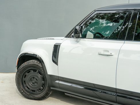 Used 2023 Land Rover Defender 110 image 40
