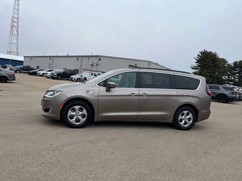 Used 2018 Chrysler Pacifica Touring Plus image 5