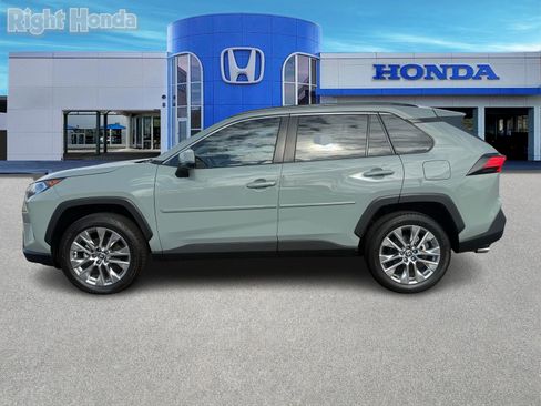 Used 2021 Toyota RAV4 XLE Premium image 3