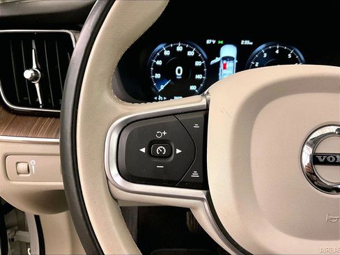 Used 2019 Volvo XC60 T5 Momentum w/ Multimedia Package AWD/4WD image 17