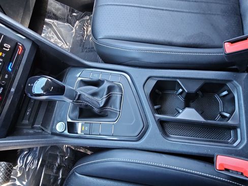 Certified 2024 Volkswagen Tiguan SE FWD image 24