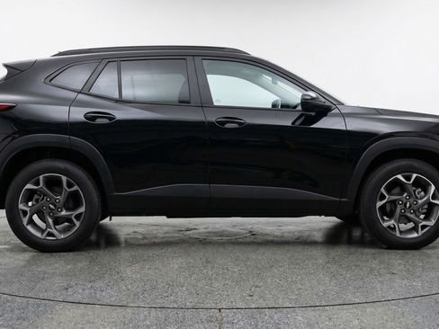 Used 2025 Chevrolet Trax LT image 11