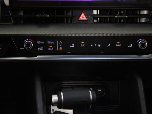 Used 2025 Kia Sportage SX image 21