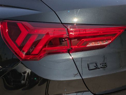 New 2025 Audi Q3 2.0T Premium image 14
