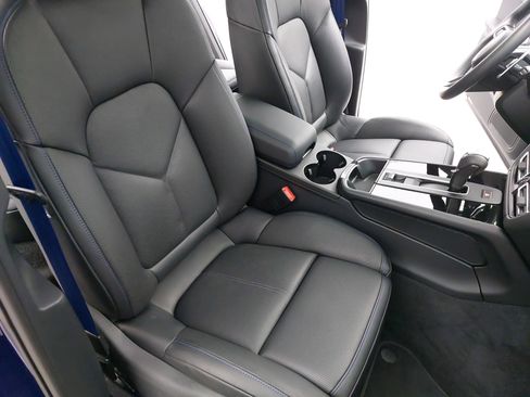 Used 2025 Porsche Macan image 12