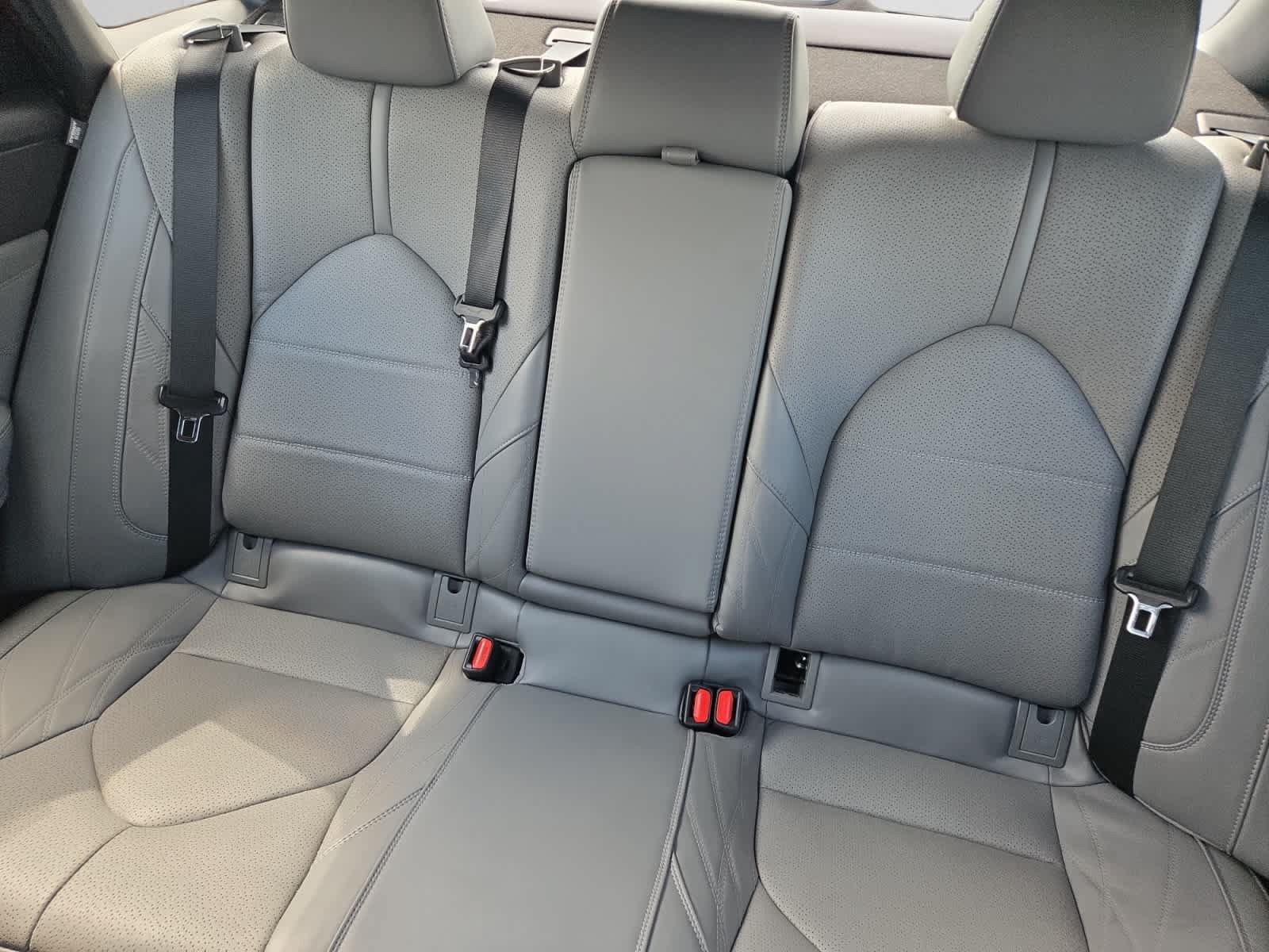 Used 2022 Toyota Avalon Limited FWD image 13