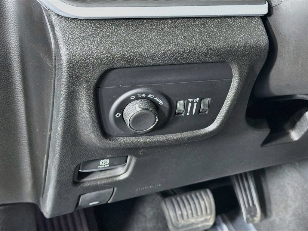 Used 2024 Jeep Grand Cherokee L Altitude AWD/4WD image 10