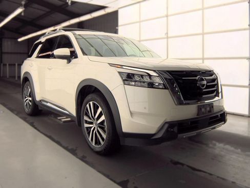Used 2024 Nissan Pathfinder Platinum AWD/4WD image 3