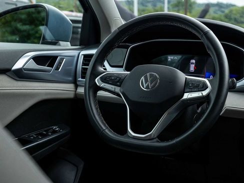 Used 2025 Volkswagen Taos SE AWD/4WD image 24