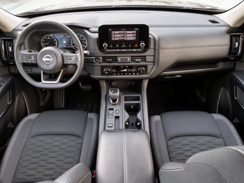 Used 2025 Nissan Pathfinder S FWD image 17