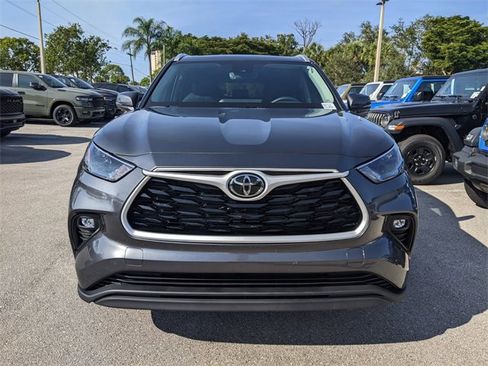 Used 2025 Toyota Highlander XLE image 7