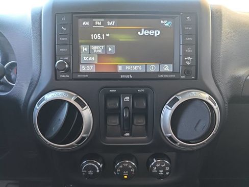Used 2015 Jeep Wrangler Unlimited Sahara w/ Dual Top Group AWD/4WD image 17