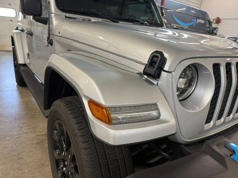 Used 2023 Jeep Wrangler Unlimited Sahara AWD/4WD image 3