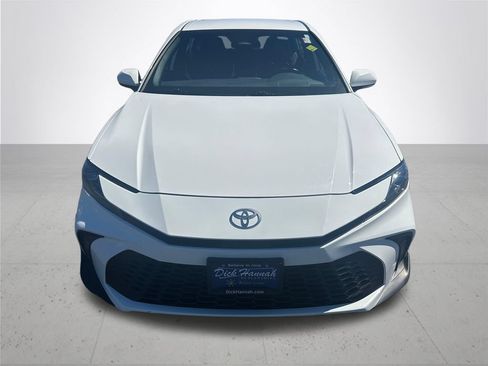 Used 2025 Toyota Camry SE FWD image 3