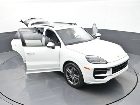 Certified 2025 Porsche Cayenne AWD/4WD image 32