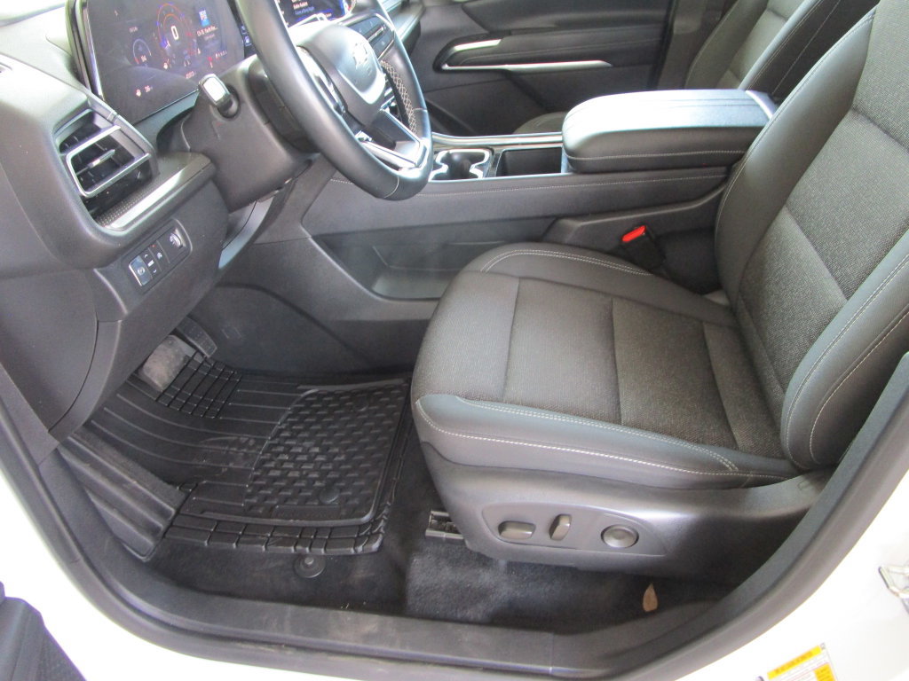 Used 2025 Chevrolet Traverse LT FWD image 19