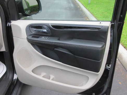 Used 2017 Dodge Grand Caravan SXT FWD image 28