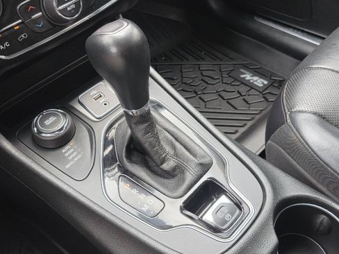 Used 2019 Jeep Cherokee Limited w/ Luxury Group AWD/4WD image 15