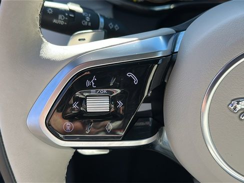 Used 2025 Jaguar F-PACE R-Dynamic S image 13