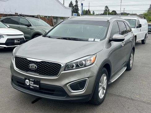 Used 2017 Kia Sorento AWD w/ LX Convenience Package image 3