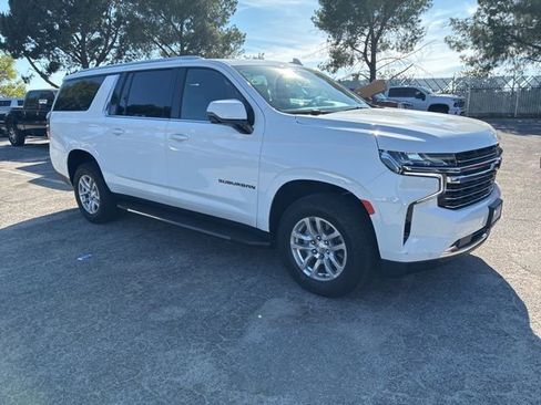 Used 2022 Chevrolet Suburban LT w/ Luxury Package image 2