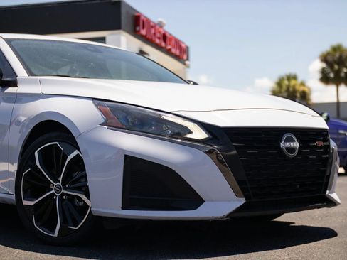 Used 2024 Nissan Altima 2.5 SR w/ SR Premium Package FWD image 3