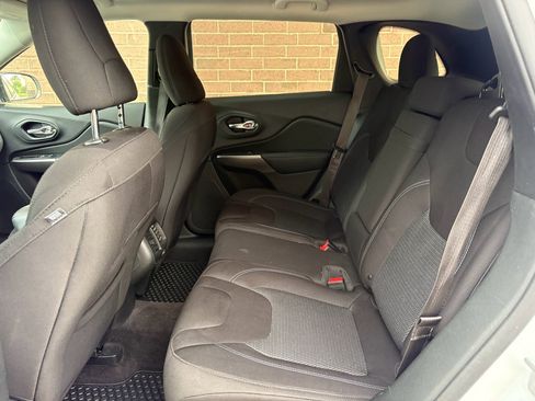 Used 2019 Jeep Cherokee Latitude w/ Cold Weather Group AWD/4WD image 16