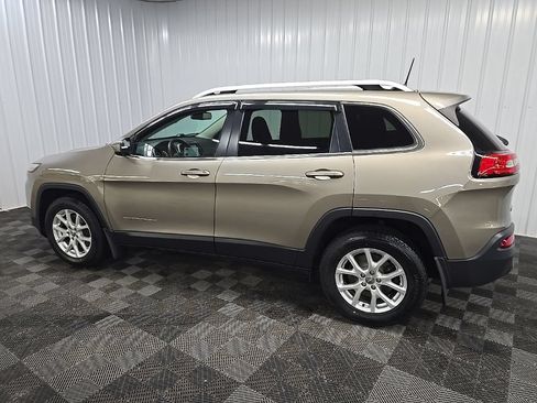 Used 2016 Jeep Cherokee Latitude w/ Cold Weather Group AWD/4WD image 4