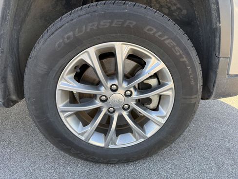 Used 2021 Jeep Cherokee Latitude Lux w/ Comfort/Convenience Group AWD/4WD image 14