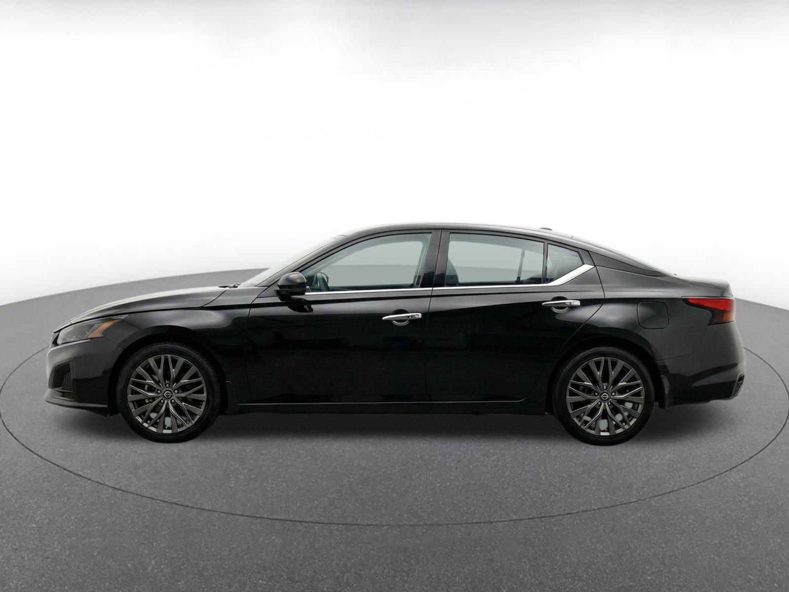 Used 2025 Nissan Altima 2.5 SV FWD image 4