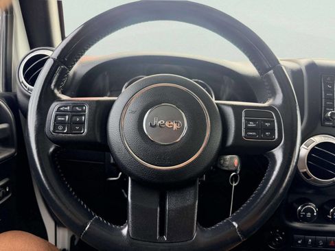 Used 2015 Jeep Wrangler Unlimited Sahara w/ Dual Top Group AWD/4WD image 26