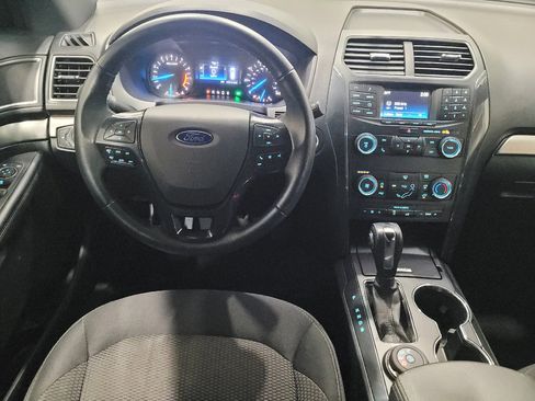 Used 2018 Ford Explorer XLT AWD/4WD image 22