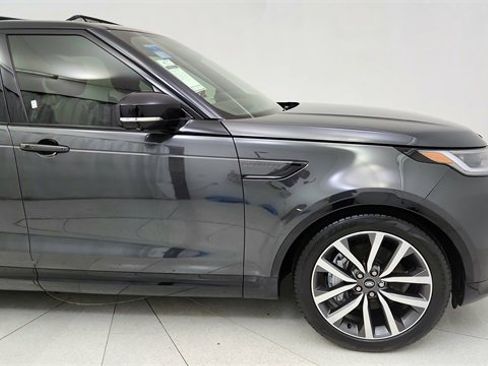 Used 2024 Land Rover Discovery Dynamic SE image 8