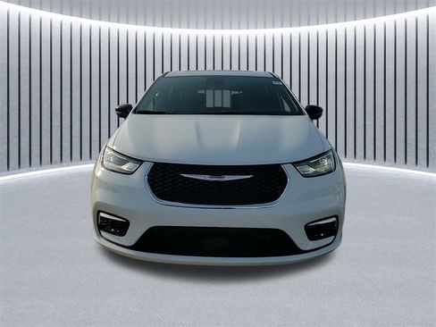 New 2026 Chrysler Pacifica Limited w/ Uconnect Theater Family Group image 18