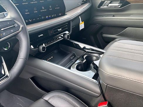 New 2026 Chevrolet Suburban High Country image 8