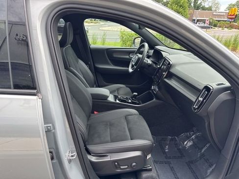 Certified 2025 Volvo XC40 B5 Plus AWD/4WD image 15