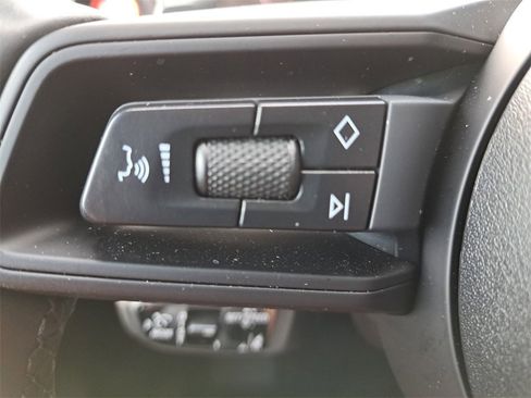 Used 2025 Porsche Cayenne image 38