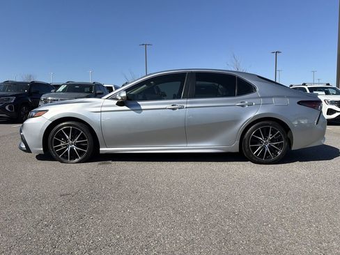 Used 2022 Toyota Camry SE image 2