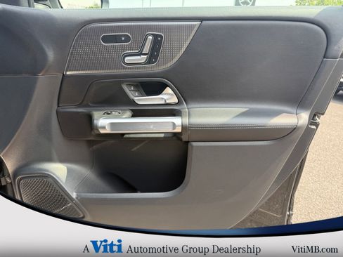 Used 2022 Mercedes-Benz GLB 250 4MATIC image 28
