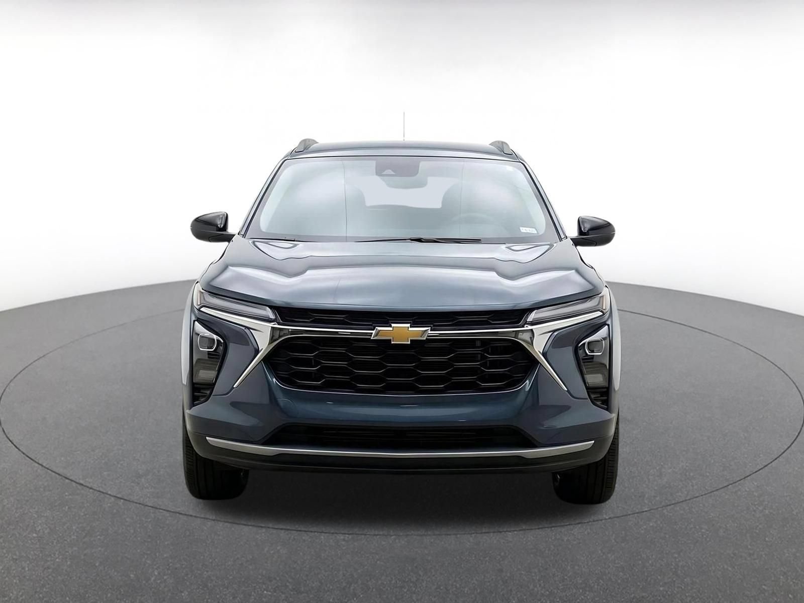 Used 2025 Chevrolet Trax LT FWD image 2
