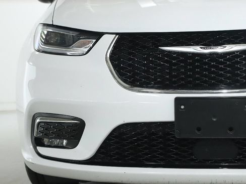 Used 2024 Chrysler Pacifica Limited FWD image 7